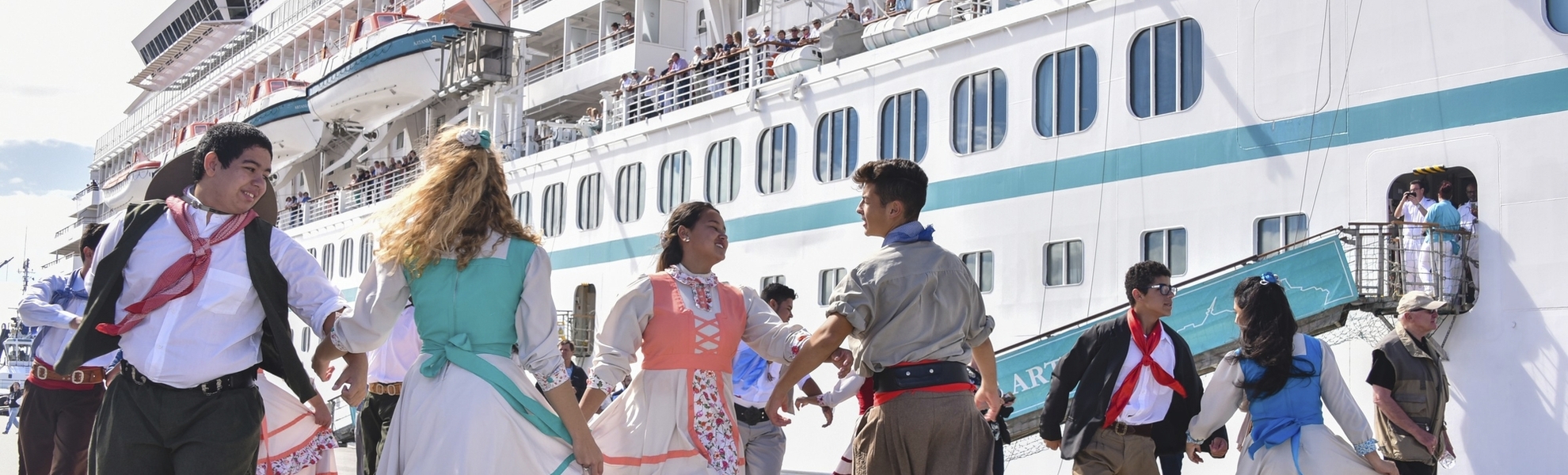 Menmschen an der Pier zur Begrüssung der MS Artania in Rio Grande