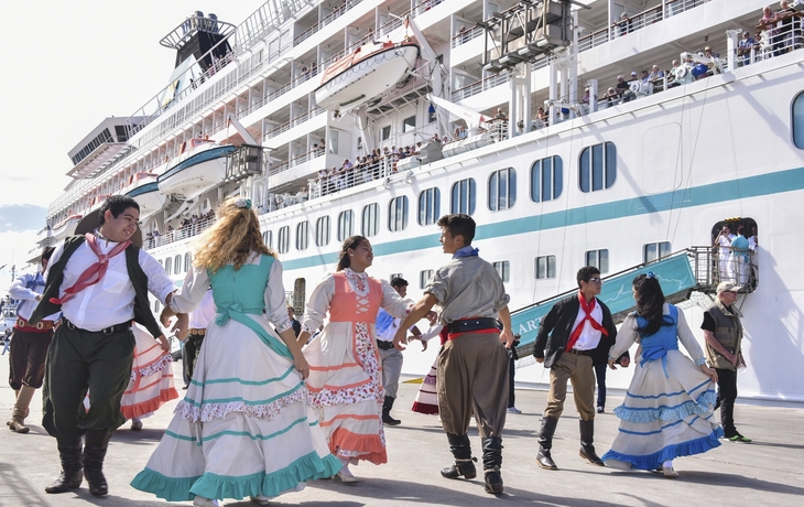 Menmschen an der Pier zur Begrüssung der MS Artania in Rio Grande