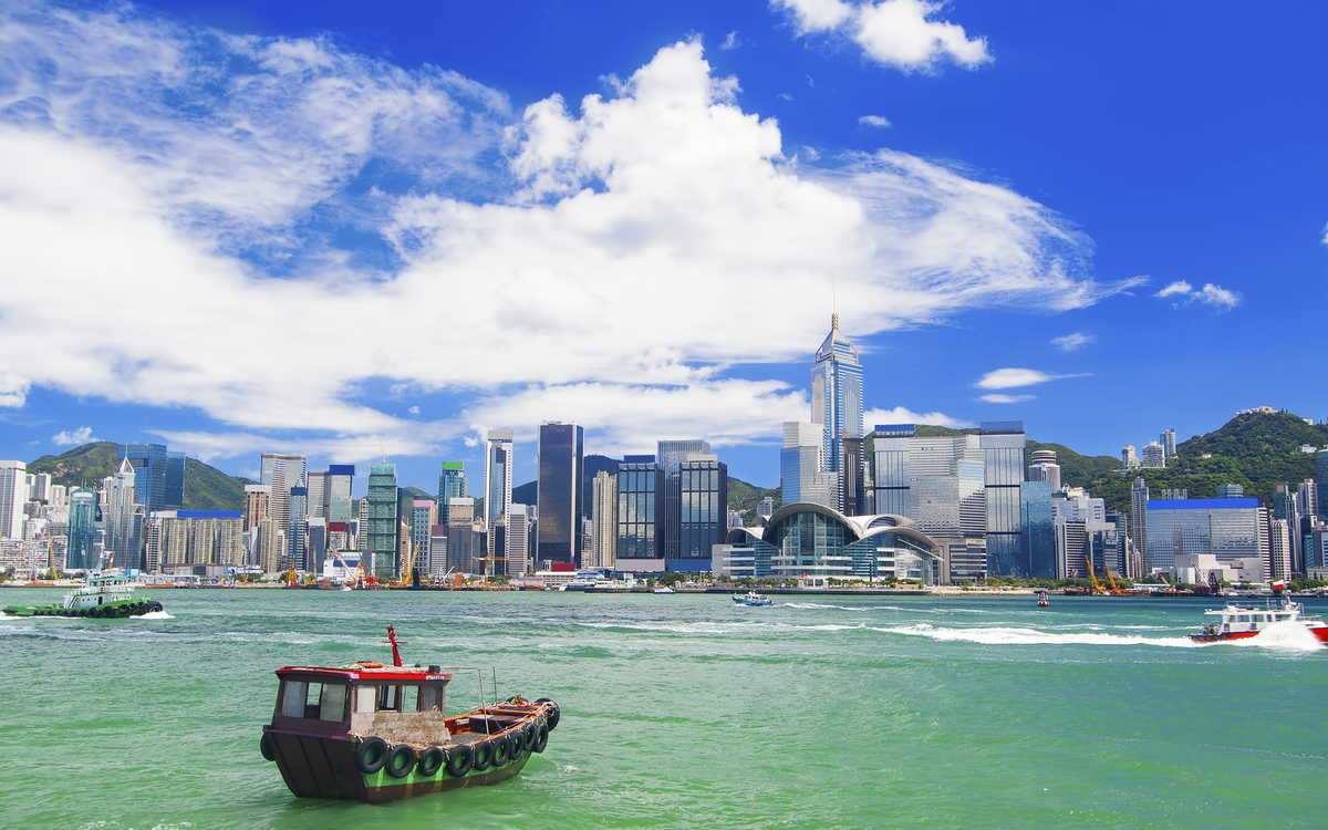 Dschunke vor der Skyline Honkongs