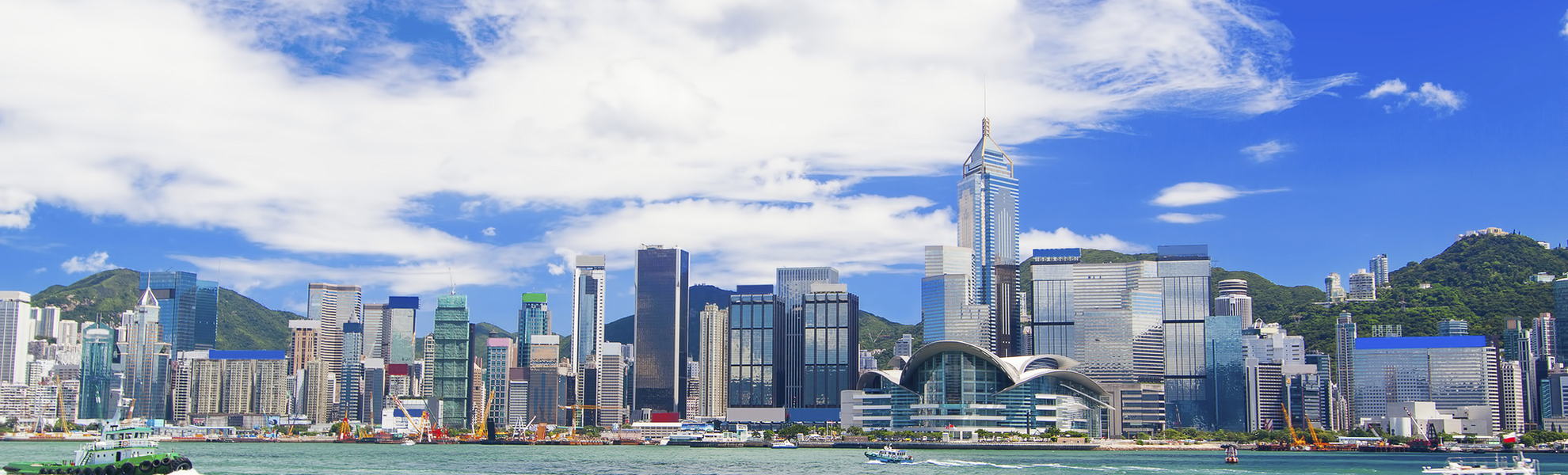 Dschunke vor der Skyline Honkongs