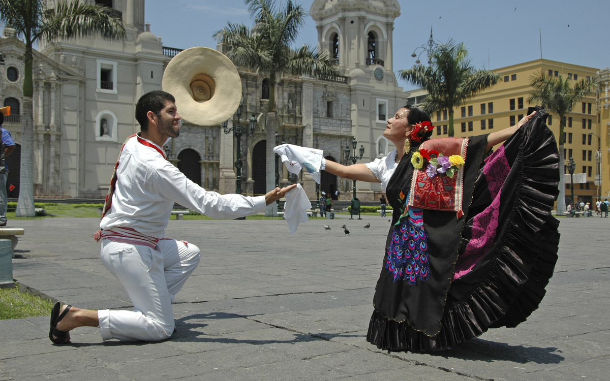 Tänzer auf der Plaza Mayor in Lima, Peru