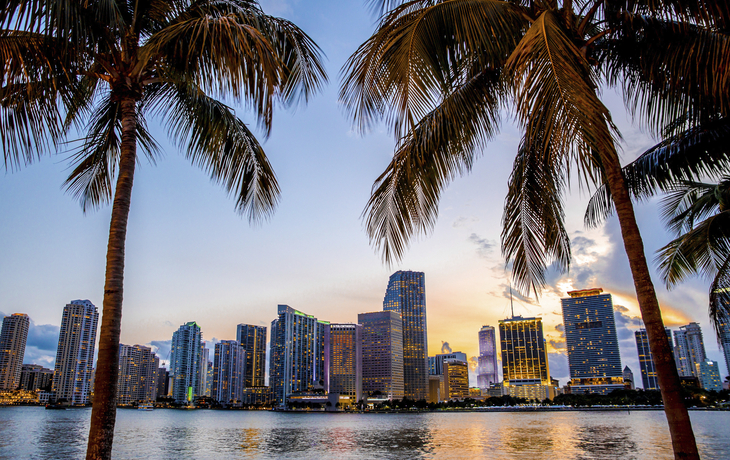 Blick auf Miamis Skyline während des Sonnenaufgangs, USA