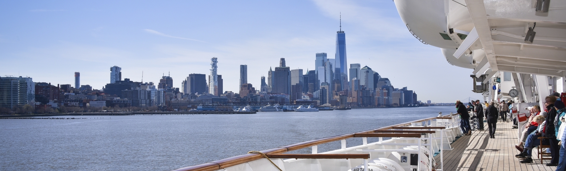 Gäste blicken auf die Skyline von Manhattan, MS Artania