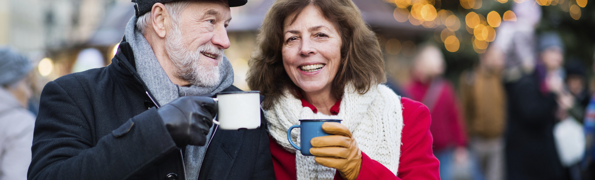 Paar trinkt Gluehwein auf dem Weihnachtsmarkt
