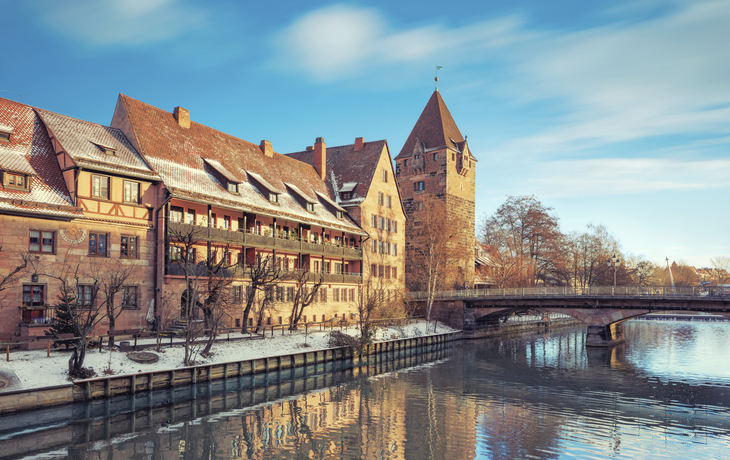Fluss Pegnitz durch Nürnberg im Winter, Deutschland