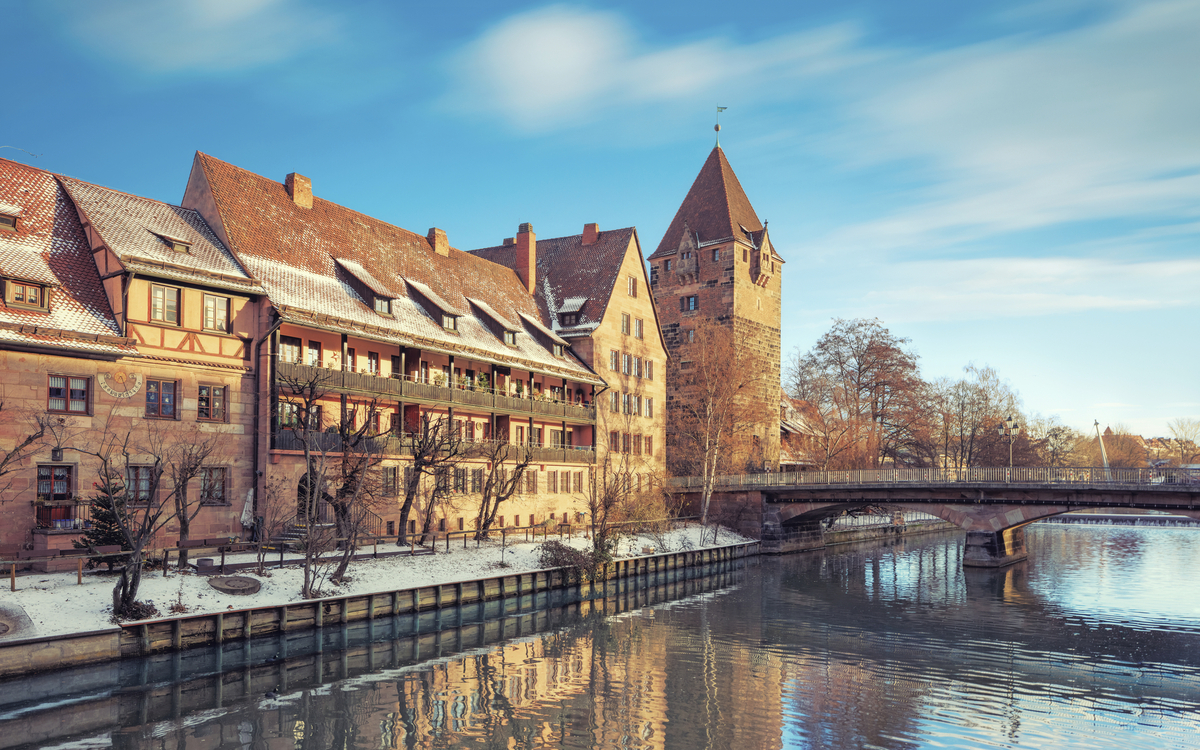 Fluss Pegnitz durch Nürnberg im Winter, Deutschland