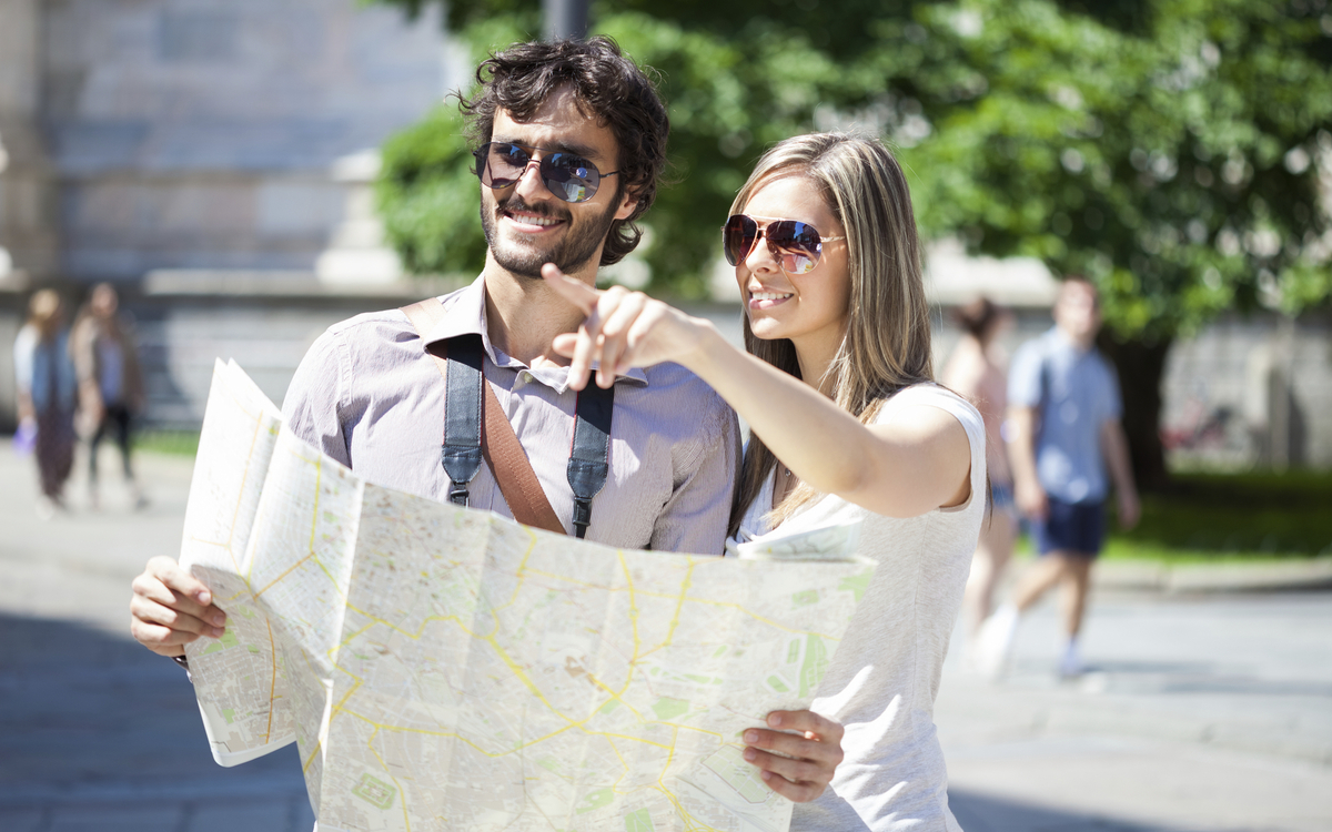 Pärchen mit Stadtplan in Budapest, Ungarn