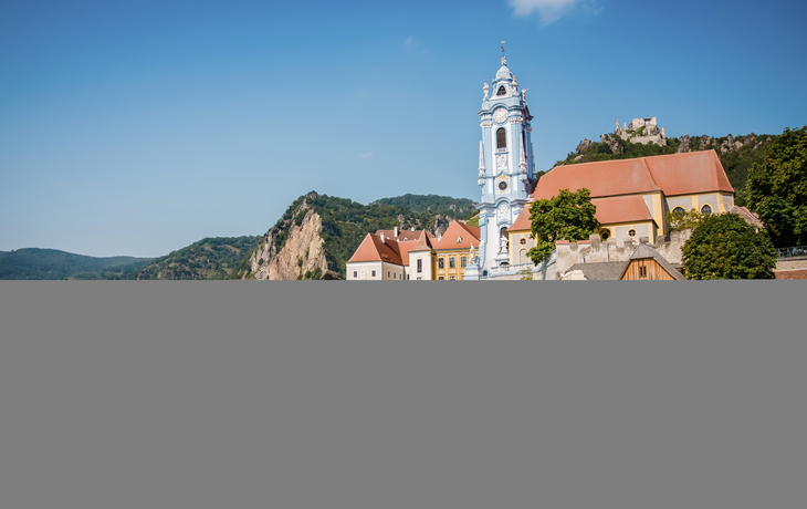 Die Stiftskirche in Duernstein, Oesterreich