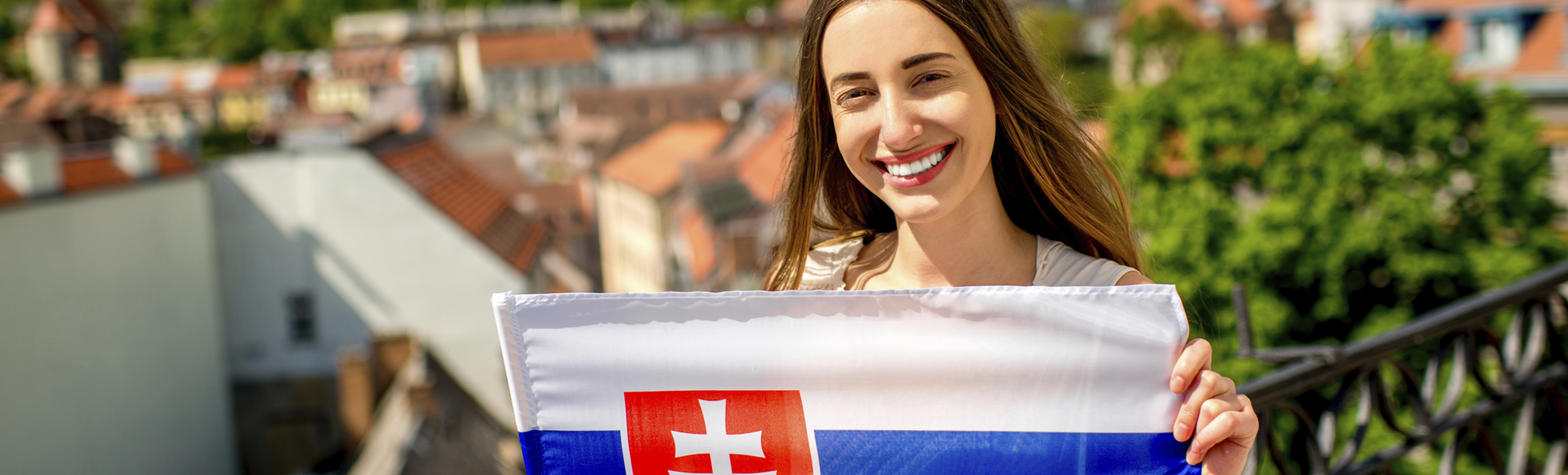 Frau mit slowakischer Flagge in Bratislava, Slowakei
