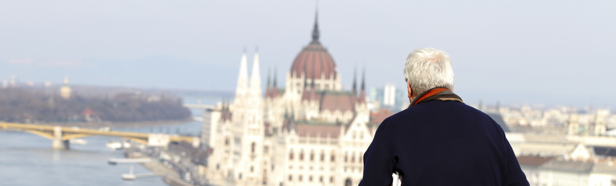 Mann blickt auf Budapests Parlamentsgebäude, Ungarn