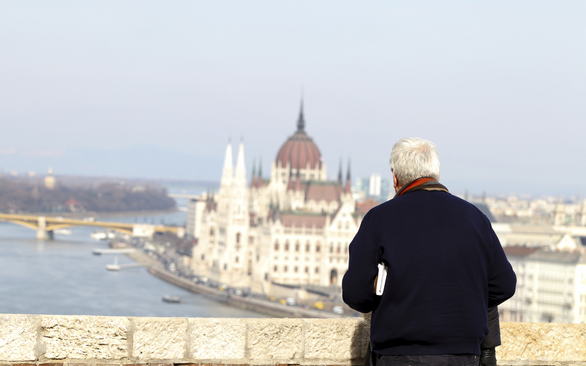 Mann blickt auf Budapests Parlamentsgebäude, Ungarn