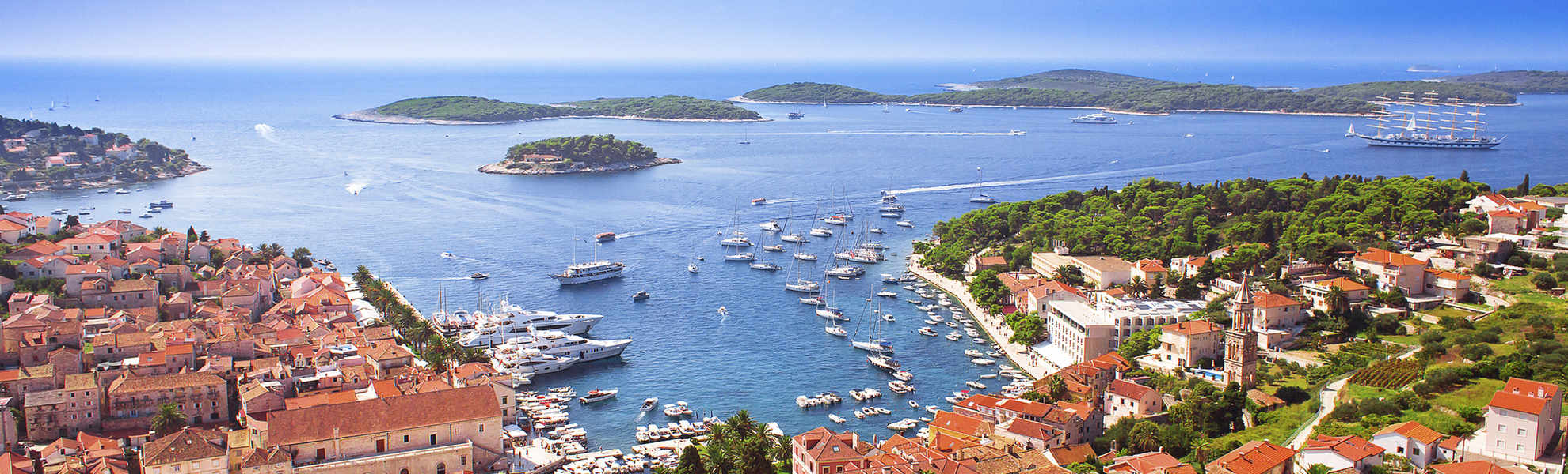 Hafen und umliegende Inselwelt der Insel Hvar, Kroatien