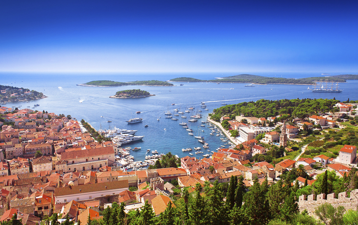 Hafen und umliegende Inselwelt der Insel Hvar, Kroatien