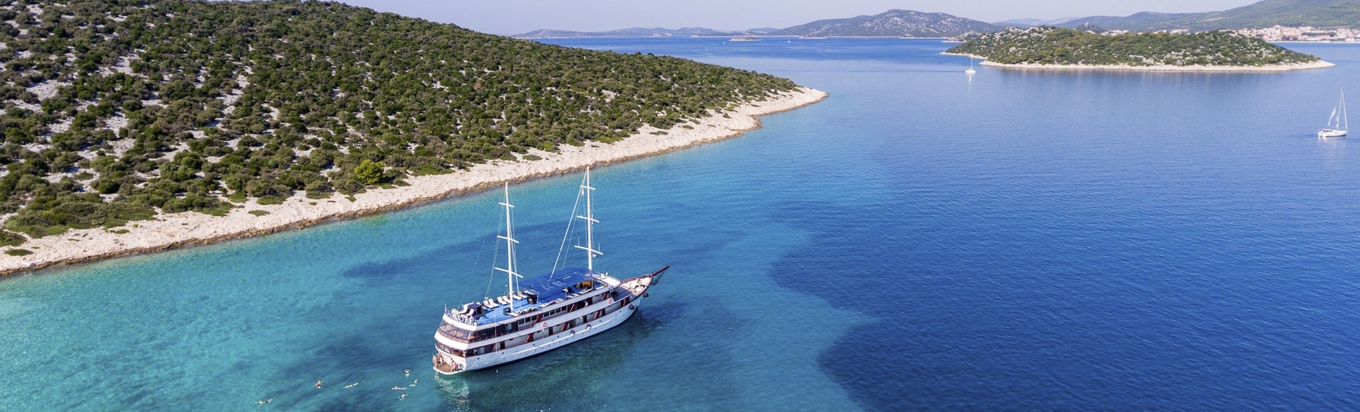 MY Paradis in einer wunderschönen Bucht