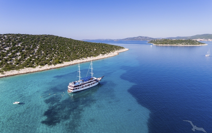 MY Paradis in einer wunderschönen Bucht