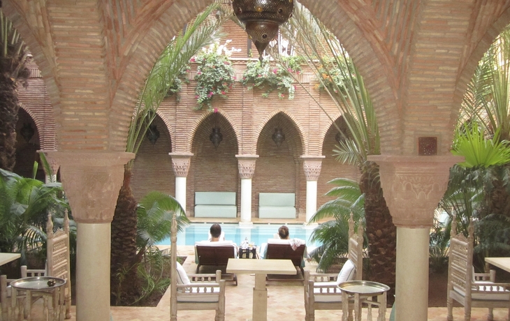Prachtvoller Innenhof in der Stadt Riad, Marokko