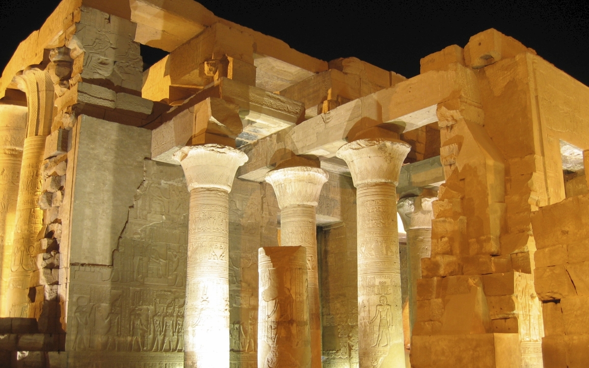 Doppeltempel von Kom Ombo beleuchtet bei Nacht in Ägypten