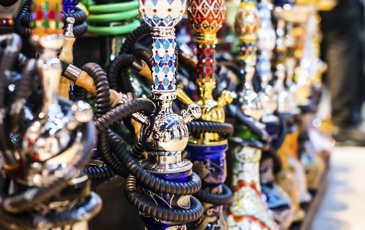 Aneinandergereihte bunte Shishas in Ägypten