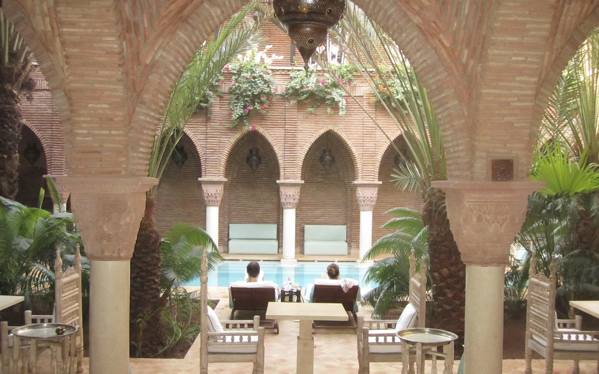 Prachtvoller Innenhof in der Stadt Riad, Marokko