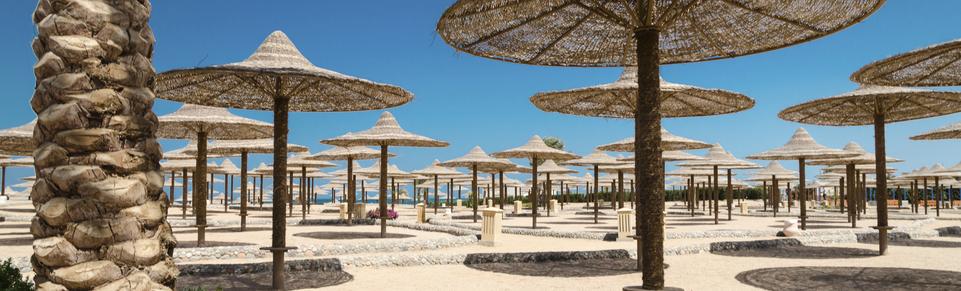 Strohschirme am Strand in Hurghada in Ägypten