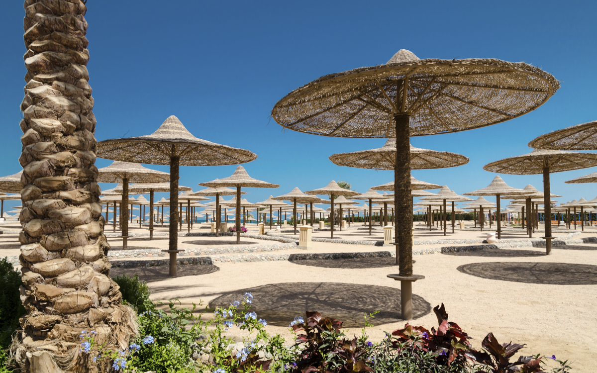 Strohschirme am Strand in Hurghada in Ägypten