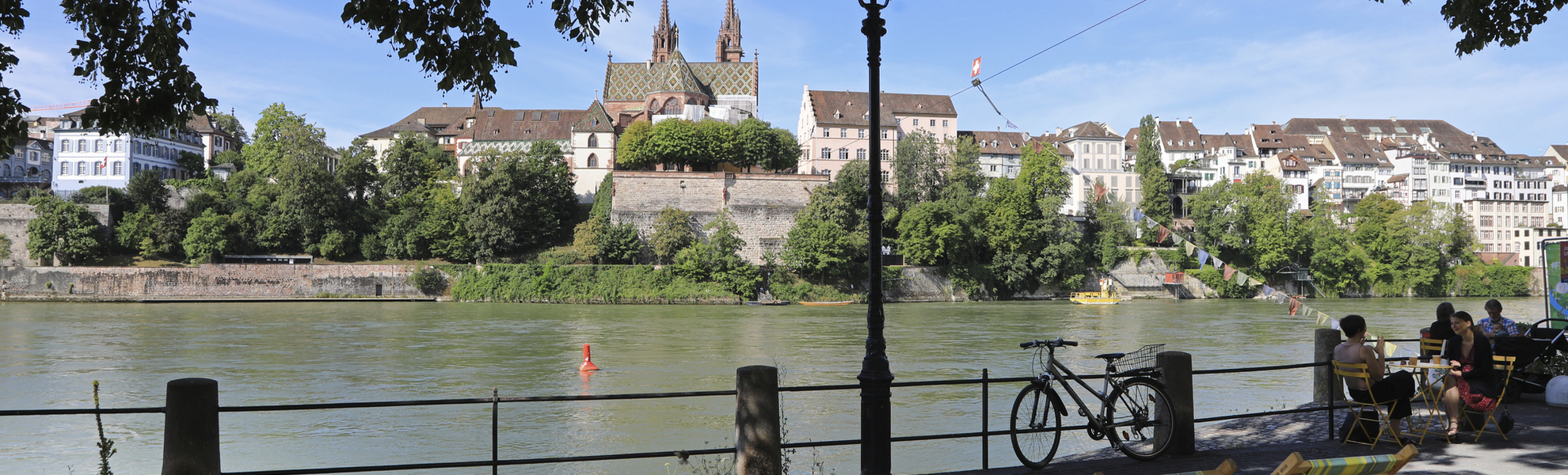 Rheinpromenade mit Blick auf Münster, Basel, Schweiz