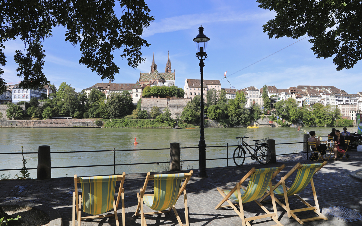 Rheinpromenade mit Blick auf Münster, Basel, Schweiz