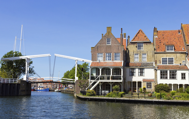 Gracht im kleinen Städtchen Enkhuizen, Niederlande
