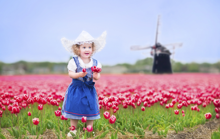 Kind im Tulpenfeld, Niederlande