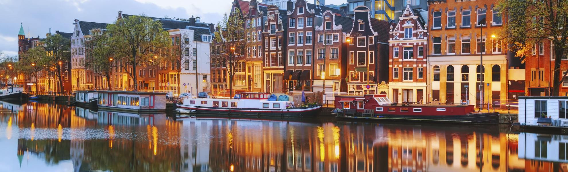 Dämmerung über einer Gracht von Amsterdam, Niederlande