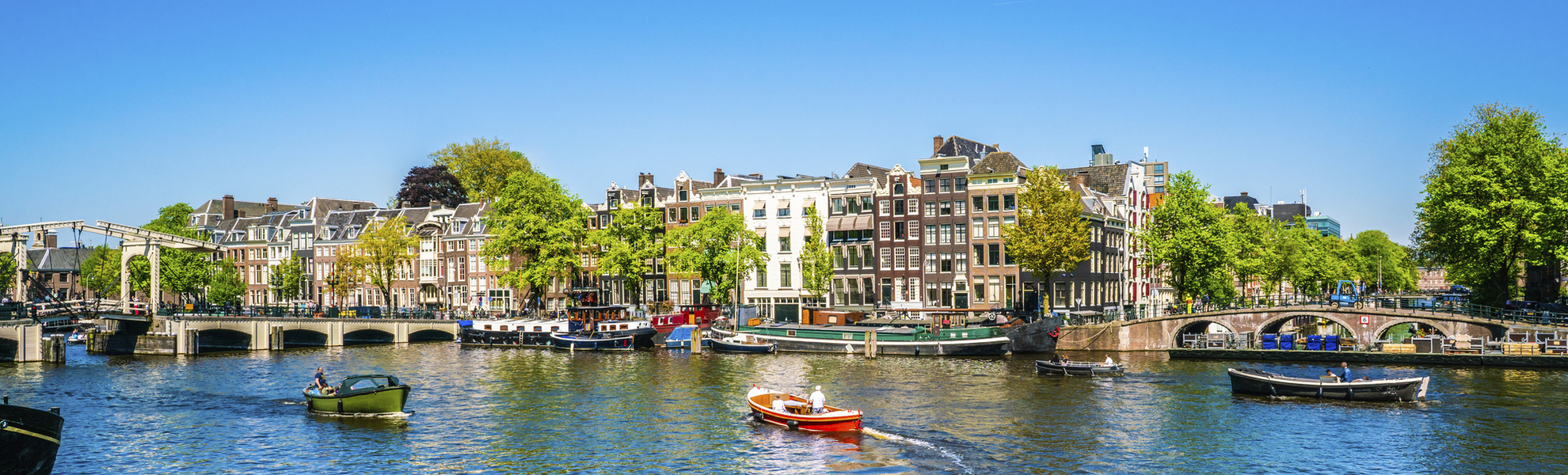 Amsterdam an einem strahlenden Sommertag