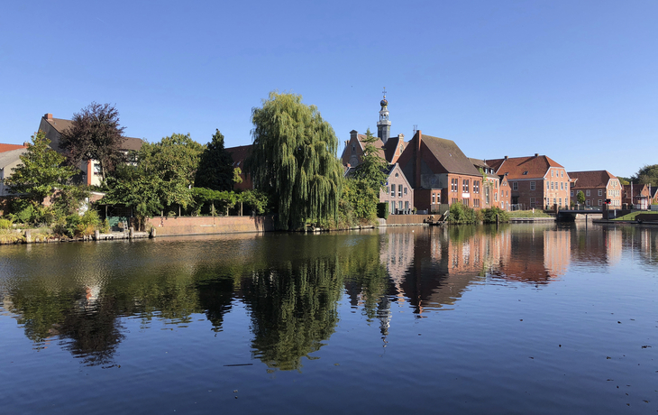 Haeuser am Ufer von Emden, Deutschland