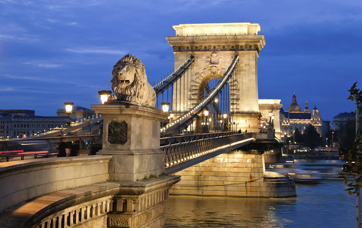 Kettenbrücke in Budapest bei Nacht, Ungarn
