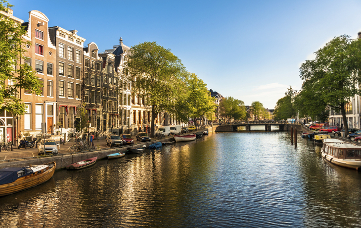 Sonnenschein in einer Gracht von Amsterdam, Niederlande