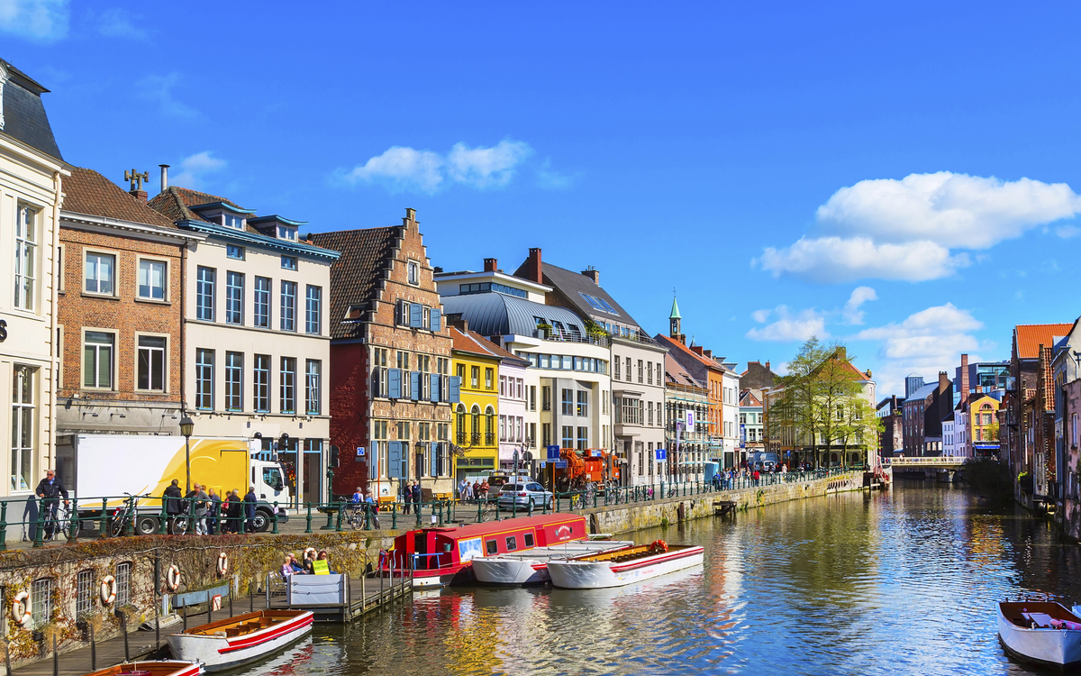 Sommer an einem Kanal in Gent, Belgien