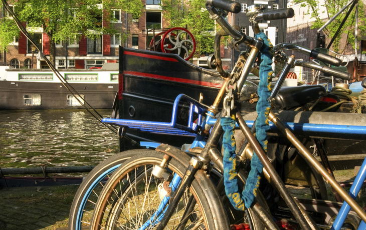 Fahrräder an einer Gracht in den Niederlanden