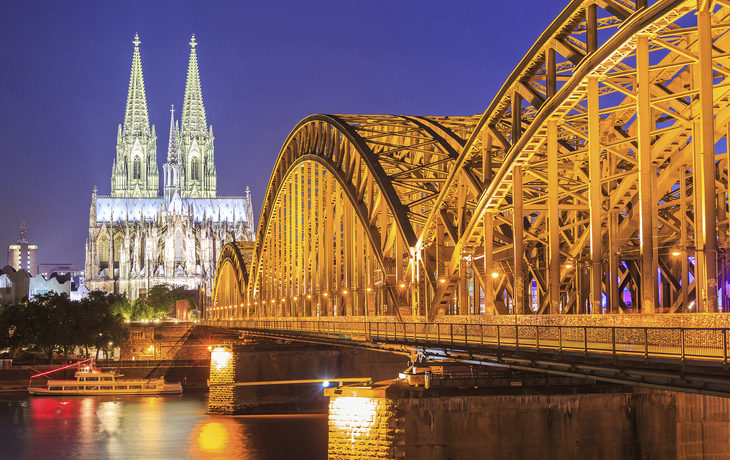 Kölner Dom und Hohenzollernbrücke bei Nacht, Deutschland