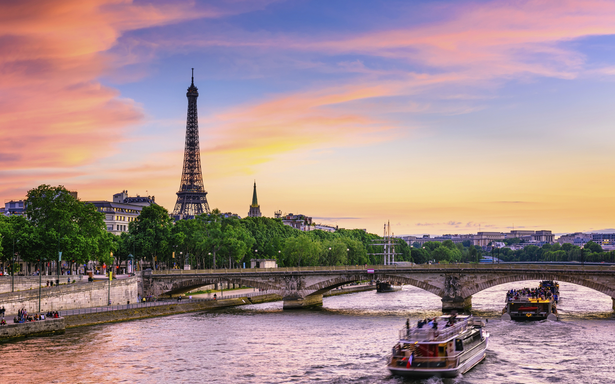 Eiffelturm und Fluss Seine in Paris, Frankreich