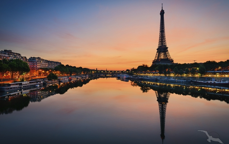 Eiffelturm und Fluss Seine in Paris, Frankreich
