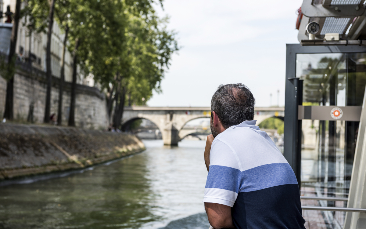 Mann mit Blick auf die Seine in Paris