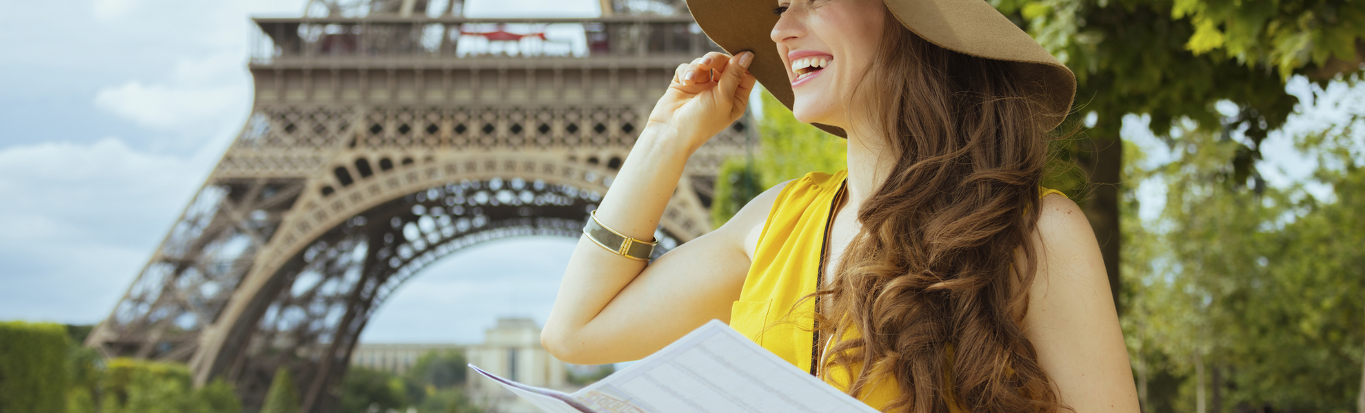 Frau vor dem Eifelturm in Paris, Frankreich