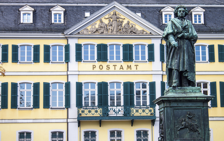 Bonner Münsterplatz mit dem Beethoven Denkmal, Deutschland