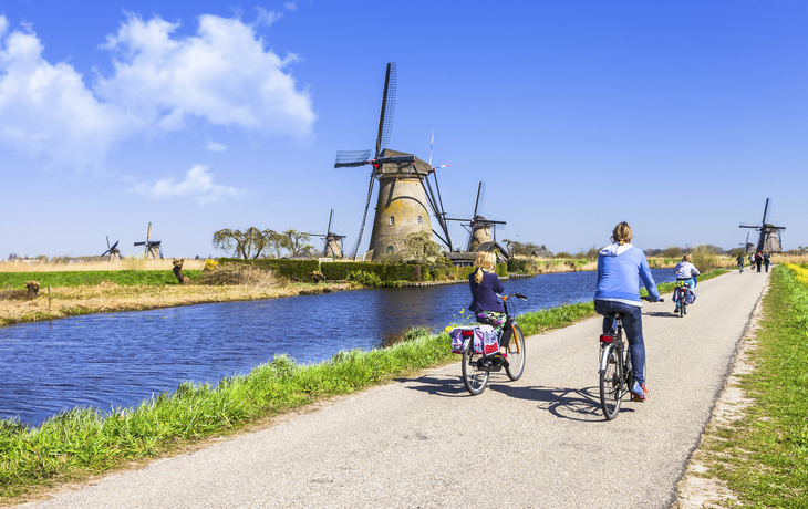 Fahrradweg entlang niederländischer Windmühlen, Niederlande