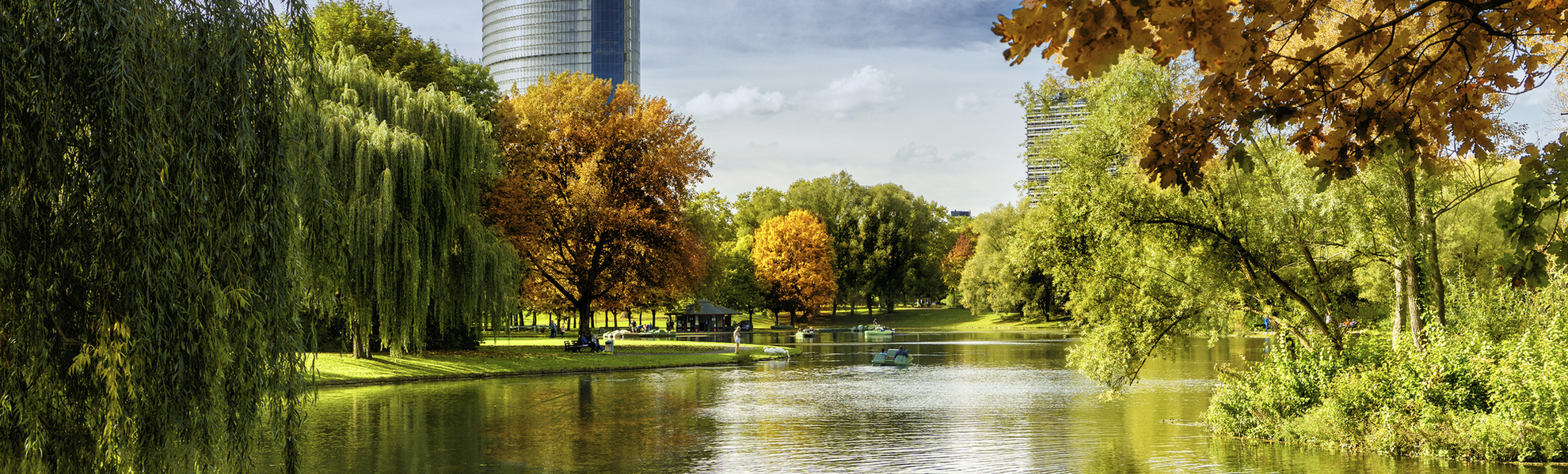 Blick auf den Bonner Post Tower von der Rheinaue, Deutschland