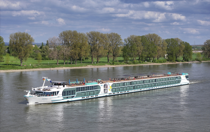 MS Amina auf dem Rhein