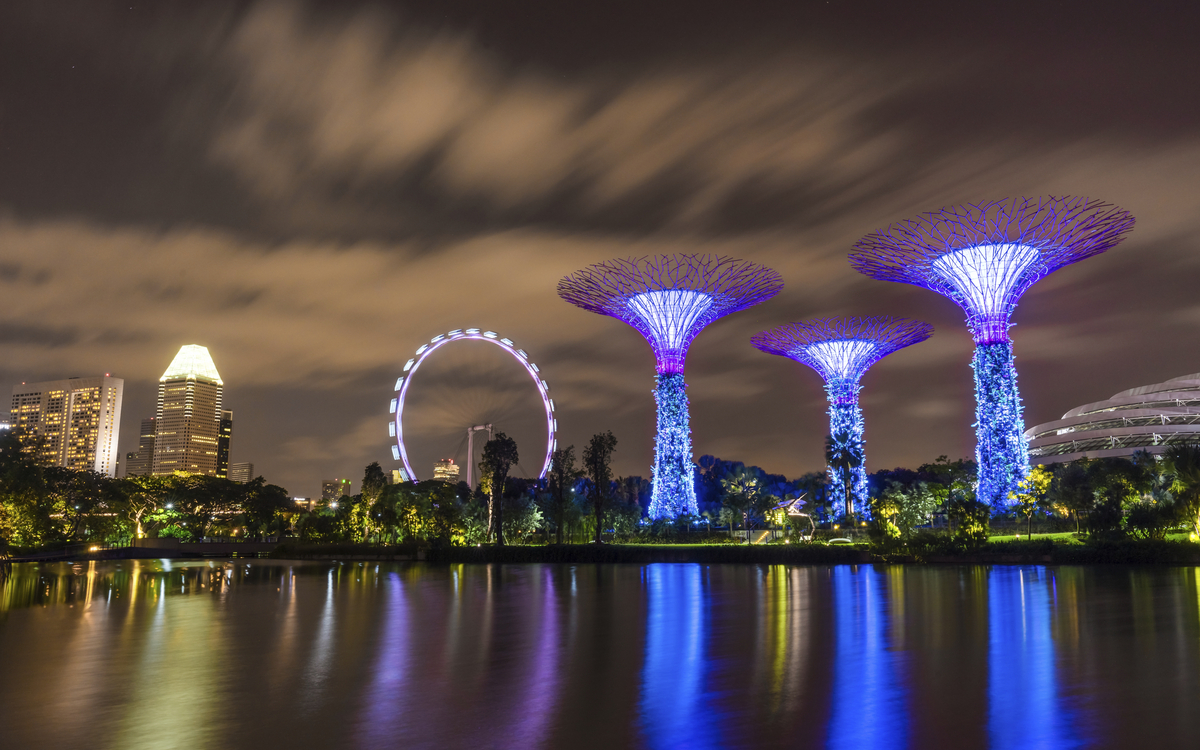 Bunt beleuchtetes Singapur bei Nacht