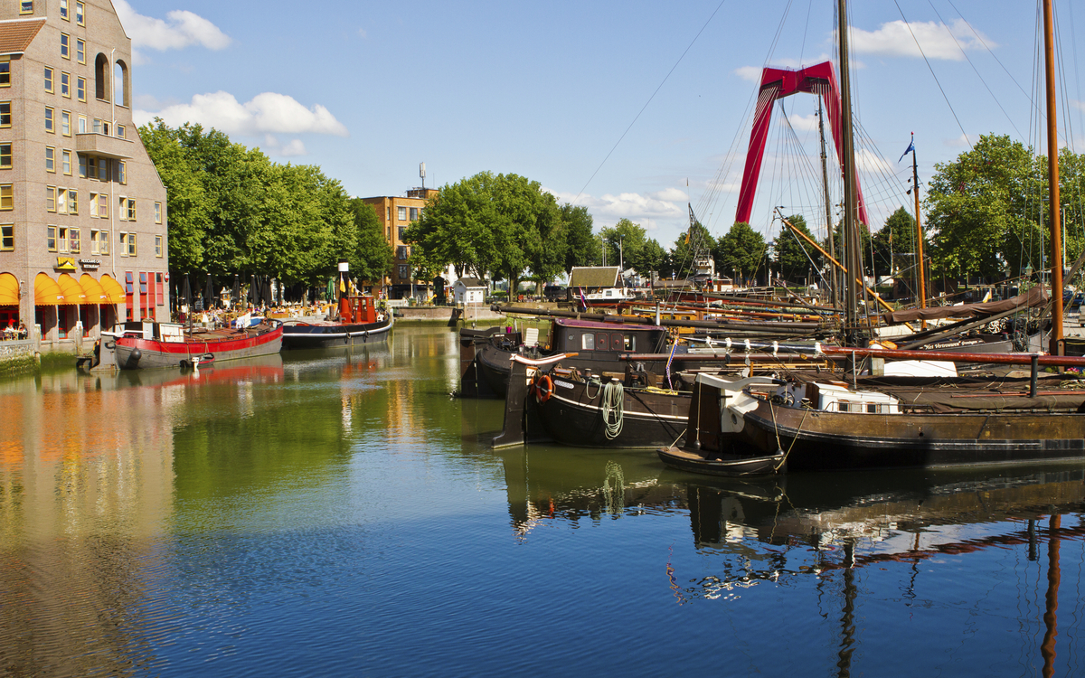 Alte Segelschiffe auf dem Gewaesser vor Rotterdam, Niederlande