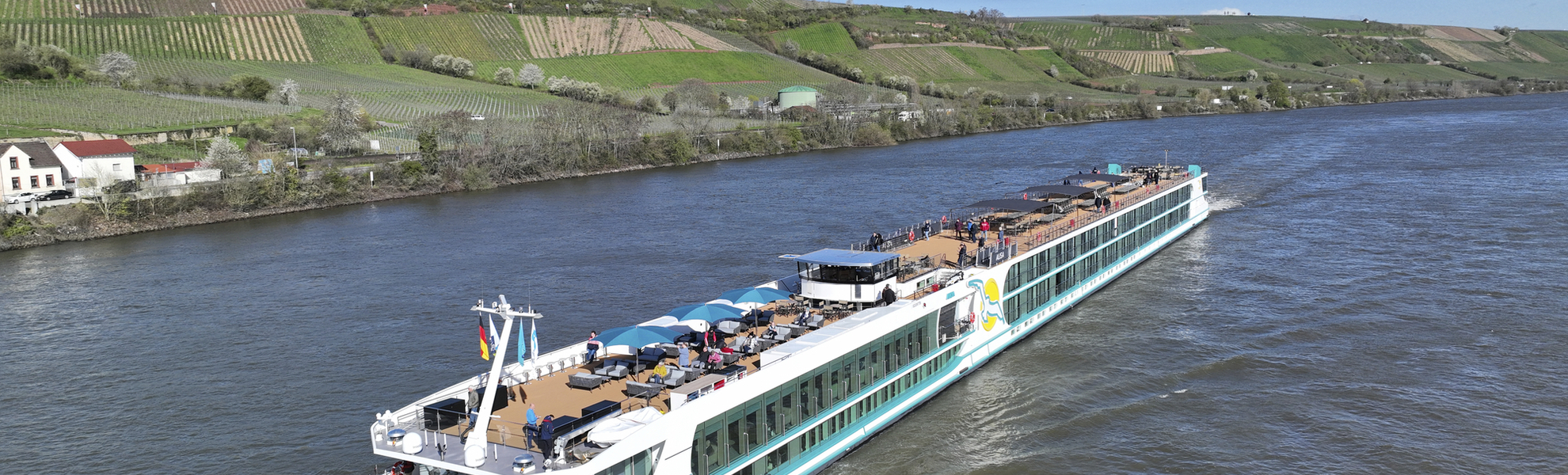 MS Alisa auf dem Rhein bei Nierstein