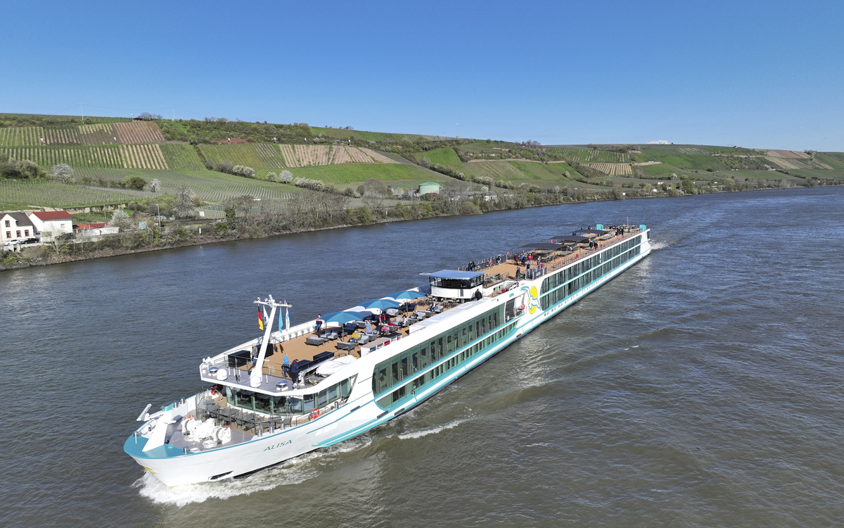 MS Alisa auf dem Rhein bei Nierstein