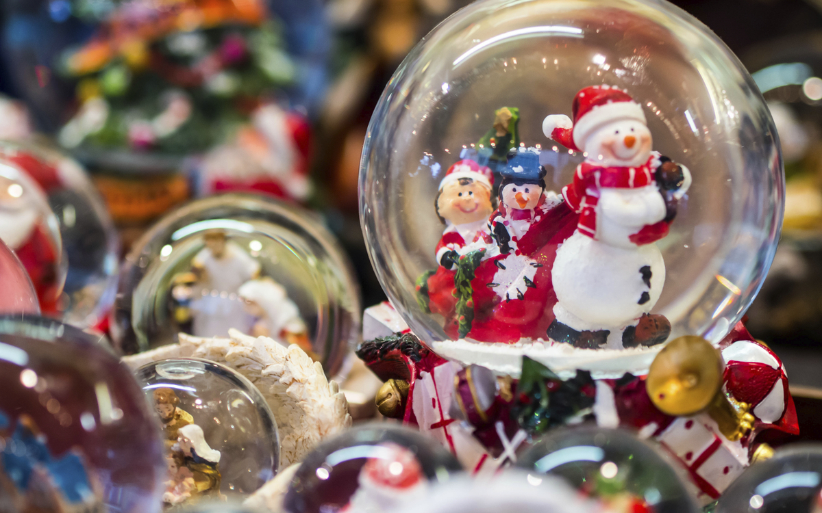 Schneekugel auf dem Weihnachtsmarkt